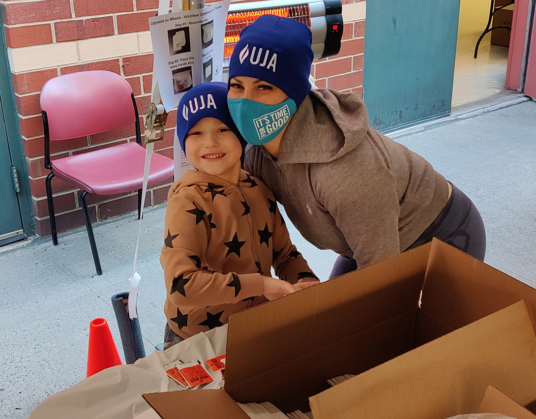 woman taking picture with little kid at YM&是的